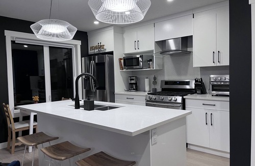 West Hillhurst House | NamaStay inner city 2Bds steps to Foothills Hospital & UofC