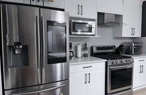 West Hillhurst House | NamaStay inner city 2Bds steps to Foothills Hospital & UofC