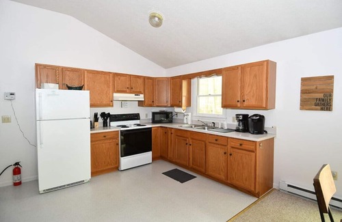 Great Cacapon Cabin | Namba Cabin - River Access | Pet Friendly | Grill | Wifi |Screen Porch