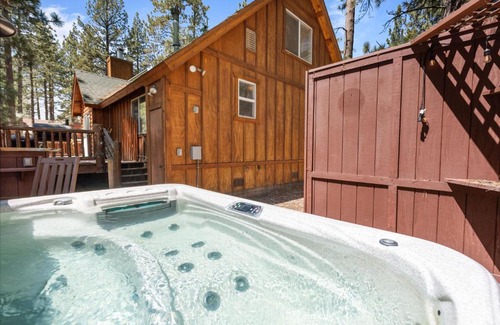 Peter Pan House | Nana Bear Manor - Quiet and spacious log cabin with hot tub perfect for a mountain getaway!