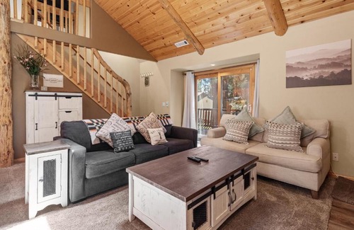 Peter Pan House | Nana Bear Manor - Quiet and spacious log cabin with hot tub perfect for a mountain getaway!