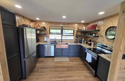 Franklin Cabin | Nantahala Nookie Nook: A playful retreat w/stunning long-range mt sunset views