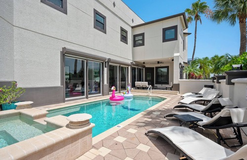 Naples Park Ski Chalet | Naples Amore - Heated Pool/Spa, Pizza Oven, Playground, EV Charger, Grill, 5BR