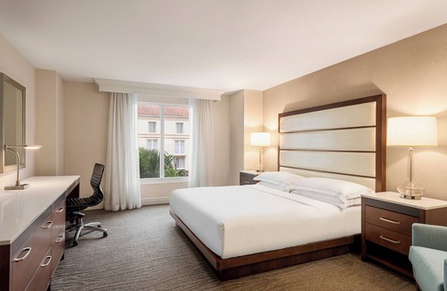 Park Shore Hotel | Naples Vacation Awaits! Elegant King Unit, Pool, Short Drive to the Beach