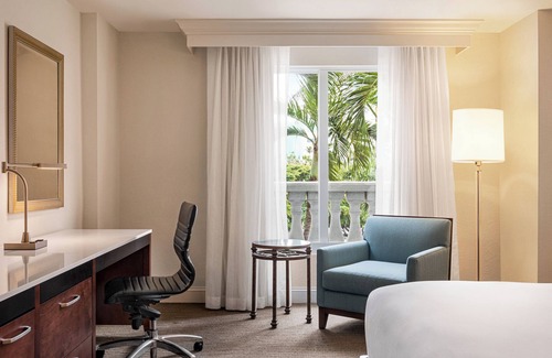 Park Shore Hotel | Naples Vacation Awaits! Elegant King Unit, Pool, Short Drive to the Beach