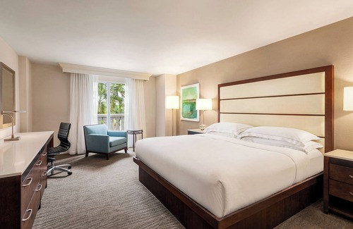 Park Shore Hotel | Naples Vacation Awaits! Elegant King Unit, Pool, Short Drive to the Beach