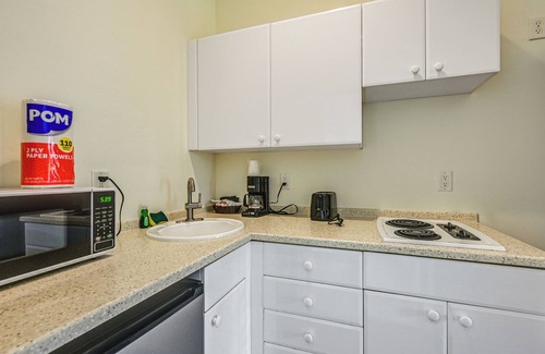 Naples Apartment | Naples Vacation Rental Studio in Resort Community