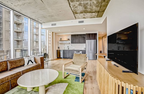 Rainey Street Historic District Condo | Natiivo corner condo with scenic lake-view balcony - rooftop pool & gym
