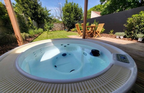 Milly-la-Foret House | Natural Design Lodge in Milly-La-Forêt with Jacuzzi