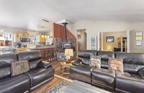 Pioneer Trail Cabin | Natural Private Setting, Dog-Friendly, Fenced yard, Hot Tub, Walk/bike to trails