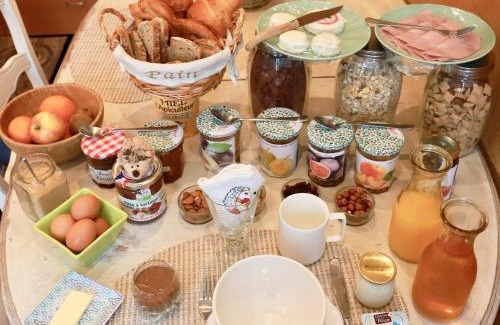 Les Poulettes Bed & Breakfast | NATURALBNB - Chambres d'hôtes bios, éthiques - Au calme, confort dans résidence fermée - PARKING GRATUIT, SECURISE - Garage vélos et motos - OFFERT SUPER PETIT DEJEUNER local et bio sucré salé