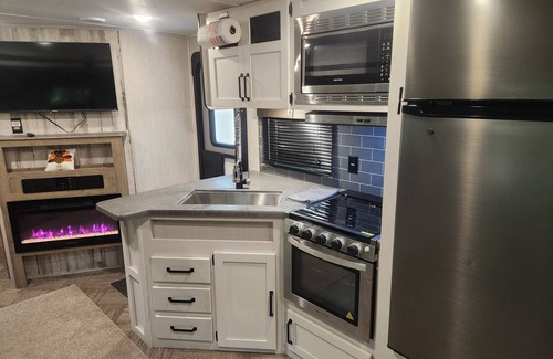 Hamilton House | Nature Lover's 2-Bedroom RV Escape