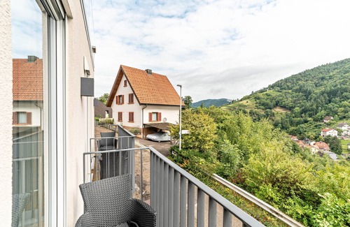 Buehlertal Apartment | Nature Room 'Weinliebe' with Balcony, Wi-Fi and Air Conditioning