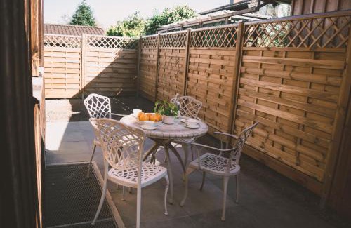 Vogtareuth Apartment | Naturnahes Familienchalet mit Garten - Wifi - Netflix - nur 15 Minuten vom Chiemsee und 35 Minuten von München entfernt