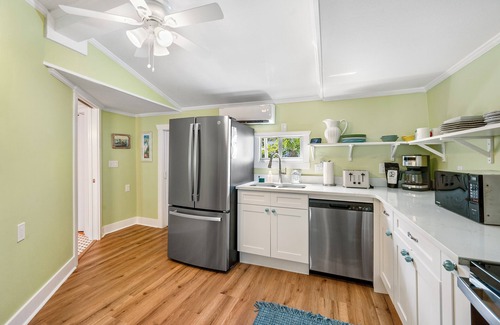 Anna Maria House | Naut 2 Shabby Bungalow - A sweet and cozy getaway on Pine Avenue!