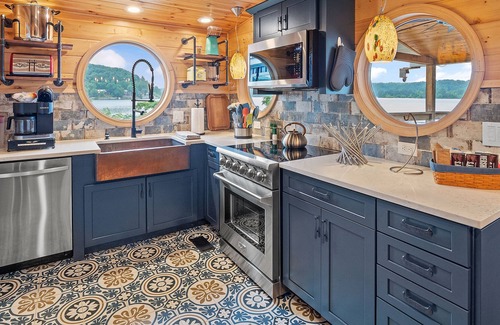 Crane Hill Cabin | Nautical Point! Gorgeous Main Channel Water Views! LEVEL 2 Car Charger!