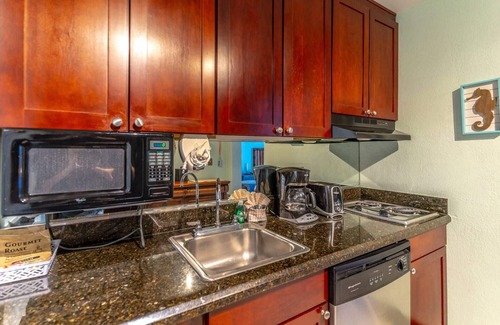 Ruskin House | Nautical Themed First Floor Unit w/Kitchen and Great Water Views | The Inn at Little Harbor