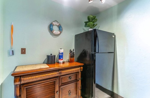 Ruskin House | Nautical Themed First Floor Unit w/Kitchen and Great Water Views | The Inn at Little Harbor