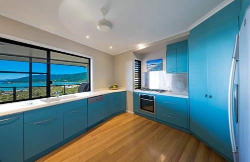 Airlie Beach House | Nautilus on Nara - Spacious Airlie Beach Holiday Home with Ocean Views (Pets on