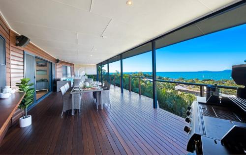Airlie Beach House | Nautilus on Nara - Spacious Airlie Beach Holiday Home with Ocean Views