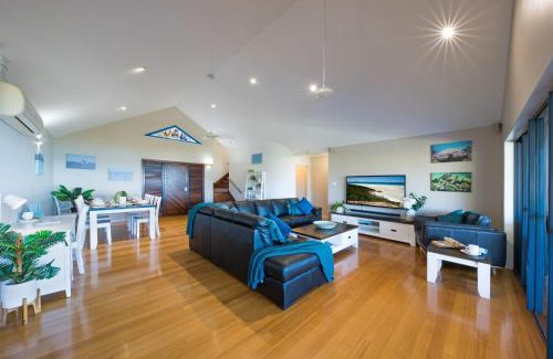 Airlie Beach House | Nautilus on Nara - Spacious Airlie Beach Holiday Home with Ocean Views