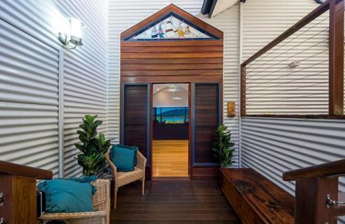 Airlie Beach House | Nautilus on Nara - Spacious Airlie Beach Holiday Home with Ocean Views