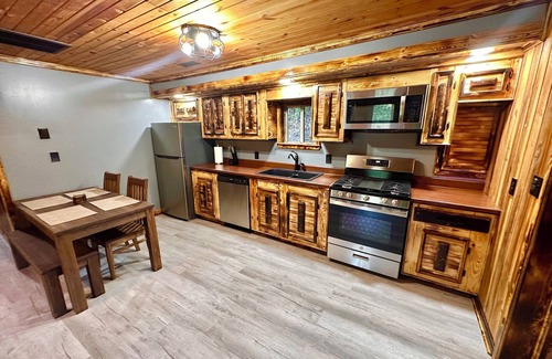 Cabins Cabin | nCozy 2-bedroom, river access, near Smoke Hole, Seneca Rocks & Dolly Sods