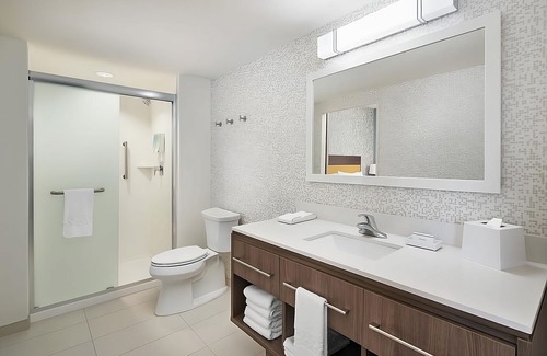 Interchange Square Apartment | Near Attractions and Beach, Modern Units, Pool, Free Parking