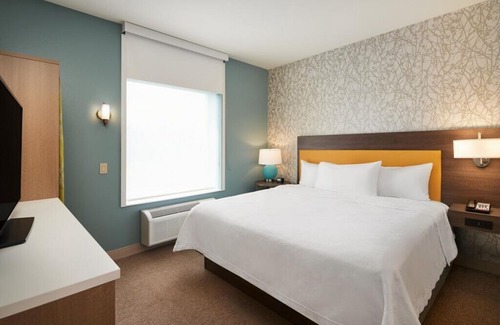 Interchange Square Hotel | Near Attractions and Beach, Two Modern Units, Pool, Free Parking