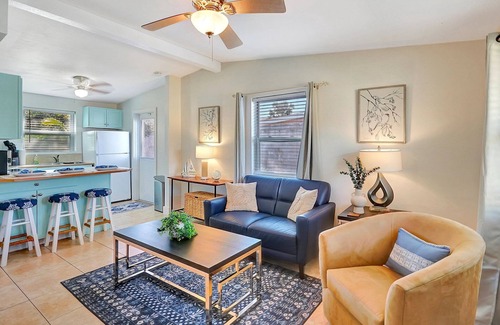 East Naples Cottage | Near DownTown & Napes Beach! Cottage House 2QueenBeds Fenced Back Yard with deck
