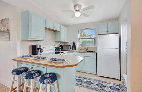 East Naples Cottage | Near DownTown & Napes Beach! Cottage House 2QueenBeds Fenced Back Yard with deck