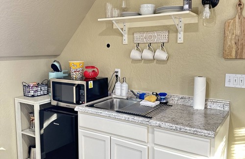 Medford House | Near Downtown Studio-Parking-SmartTV -Kitchenette