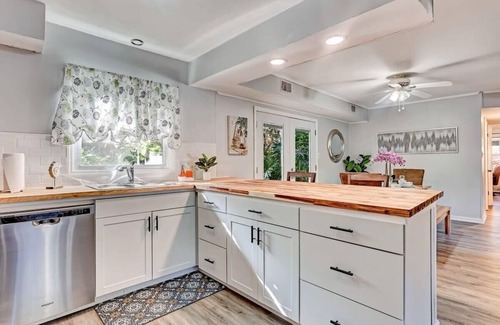 Whitemarsh Island House | Near Downtown w/Pool! Oatland Island Escape