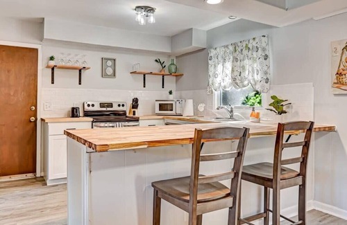 Whitemarsh Island House | Near Downtown with a Pool! Oatland Island Escape