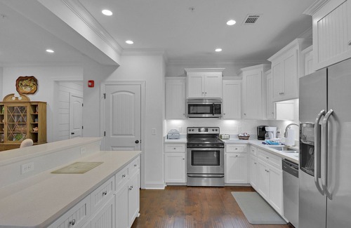 Epworth Acres Condo | Near Gascoigne Park and St Simons Marina. Community pool.