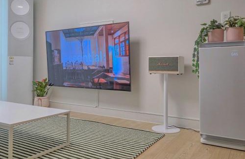 Gyeongju Apartment | Near Gyeongju City Hwangnidan-gil Donggung and Wolji 3 queen beds 4 air conditioners allergy care beddingAir purifier 1st floor