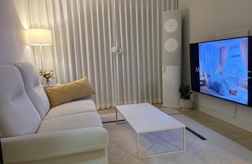 Gyeongju Apartment | Near Gyeongju City Hwangnidan-gil Donggung and Wolji 3 queen beds 4 air conditioners allergy care beddingAir purifier 1st floor
