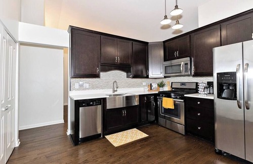 Mundelein House | Near Naval Base! Stylish Getaway w Netflix, Games, WiFi
