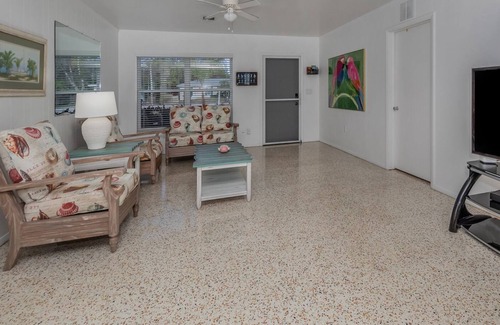 Laurel House | NEAR NOKOMIS BEACH AND CASEY KEY