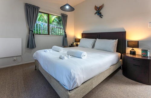 Onetangi Cottage | Near Onetangi beach, Treetops is a family bach on the edge of the forest.
