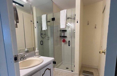 Ventnor City House | Near the bay, tranquility awaits you and your family in Ventnor this summer!