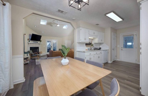 Fortson House | Near the Hospital and Dining - Sunrise Knoll Stay