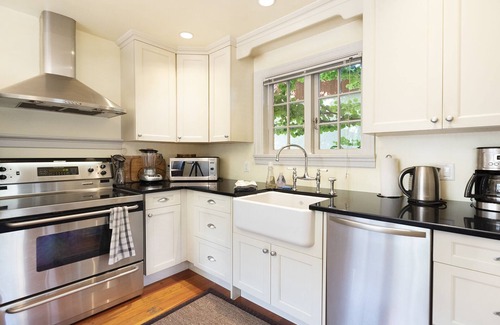 James Bay Cottage | Near the Ocean/Self Check-in/Out/Wifi/High Cleaning Standards