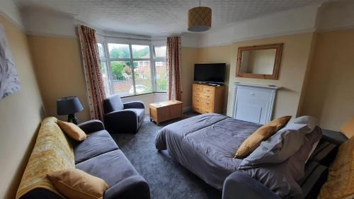 Burnham-on-Sea Apartment | "Near to the Beach "- 2 bedroom Flat Sleeps up to 5