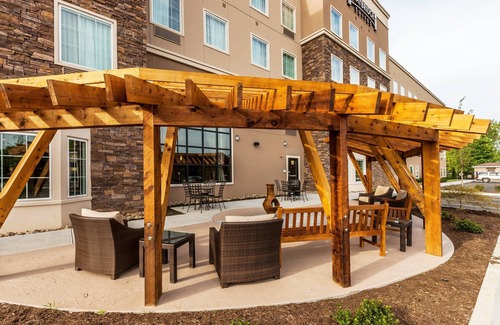 Farragut Apartment | Near Turkey Creek Shopping District | Shared Outdoor Pool + BBQ Area