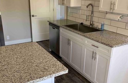 Eugene House | NEAR UO, NEW RENO, SLPS 8, PET STAYS FREE, DECK/GRILL, FENCED YARD, VERY CLEANn