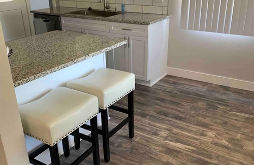 Eugene House | NEAR UO, NEW RENO, SLPS 8, PET STAYS FREE, DECK/GRILL, FENCED YARD, VERY CLEANn