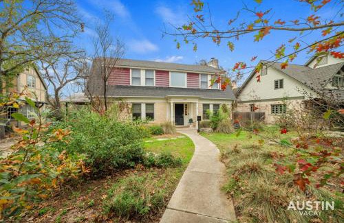 Tarrytown House | Near UT Pet Friendly w Parking 3BR 2.5BA in Walkable Area By Austin Vacay