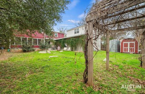 Tarrytown House | Near UT Pet Friendly w Parking 3BR 2.5BA in Walkable Area By Austin Vacay