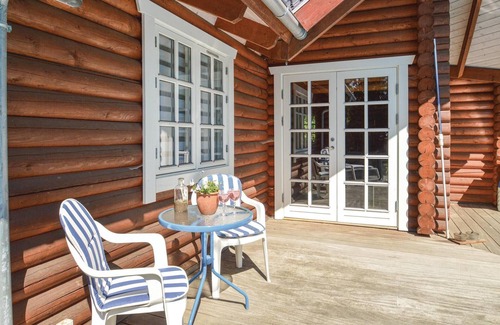 Lundby House | Near Vordingborg and Næstved is this beautiful log house.
